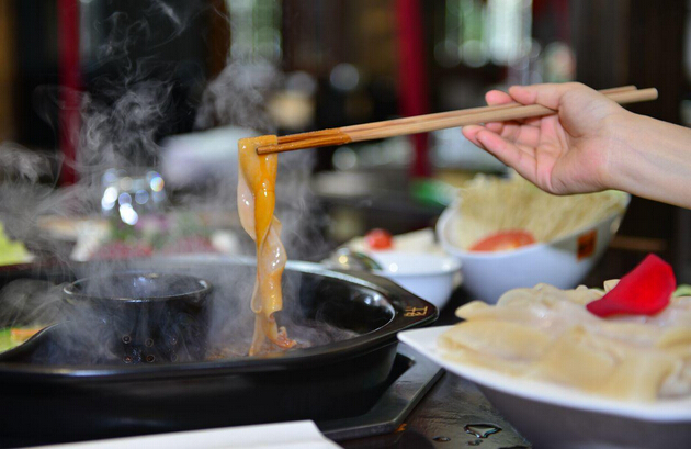 憑什么一家區(qū)域火鍋品牌的營(yíng)業(yè)額遠(yuǎn)超海底撈？|餐飲界