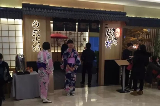 火鍋店關(guān)門潮之際，這家店憑啥開業(yè)就排隊？