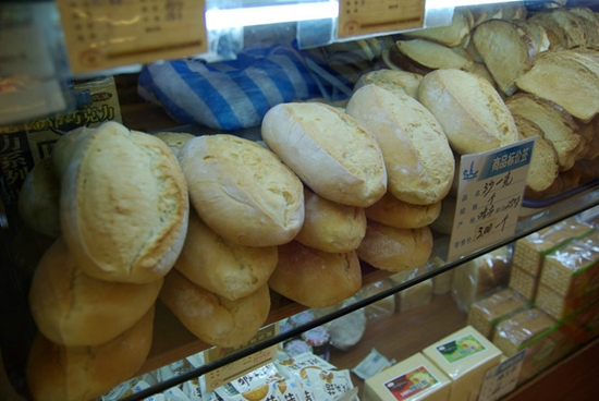 憂心餐廳倒閉，顧客用充值卡買一堆面包