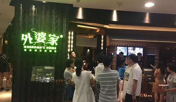 快來看??！奶奶和外婆打起來了！