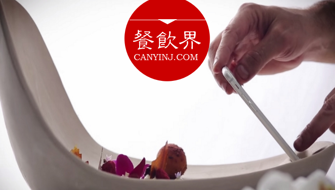 將餐盤(pán)打造成“拍照神器”，這家餐廳完成一次完美的社群營(yíng)銷(xiāo)！