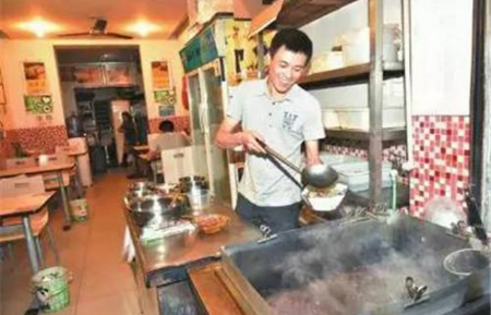 老人吃飯忘付飯錢，餐館老板“理解”感動(dòng)全國