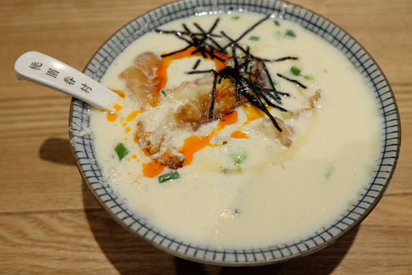 一碗豆?jié){12元，兩只包子26元…在餐飲寒冬，它靠什么讓顧客絡(luò)繹不絕|餐飲界