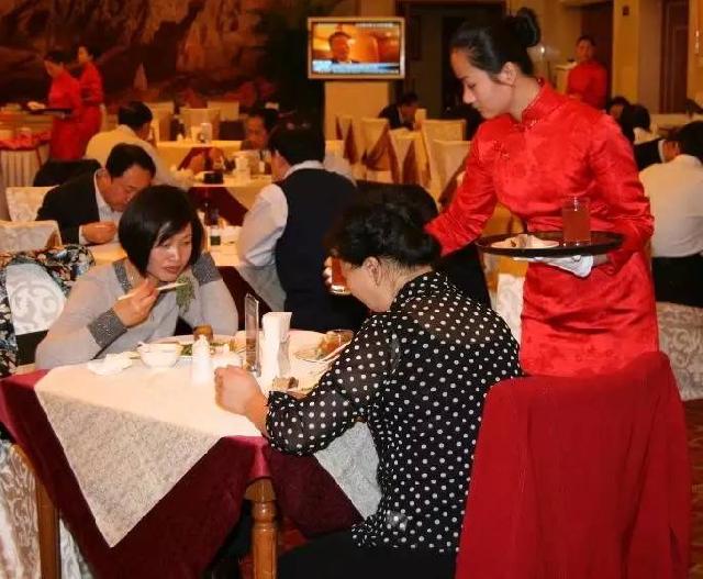 餐廳生意不好，老板竟然吃客人的剩菜……（看完沉默了?。?></a>
          <div> <a href=