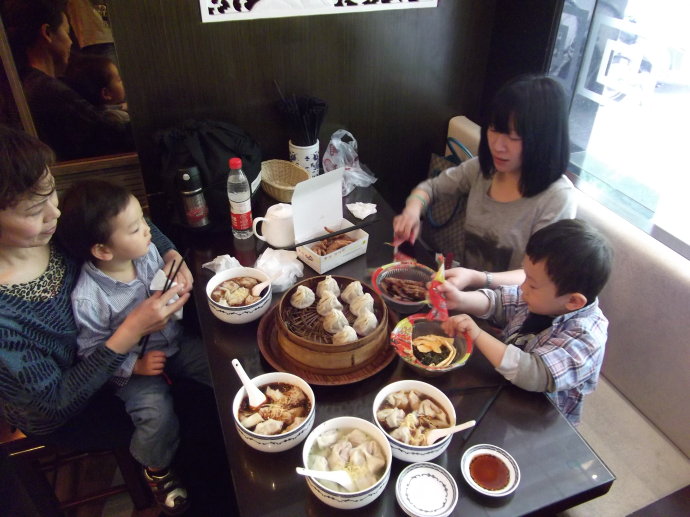 餛飩店20年都辦不下證，總理推動“放管服”有望結(jié)束這種荒誕