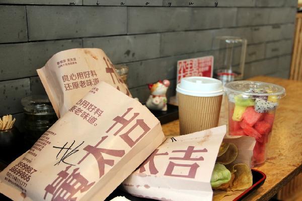 風(fēng)口上的同類，為何黃太吉關(guān)店過半，西少爺年入1億？|餐飲界