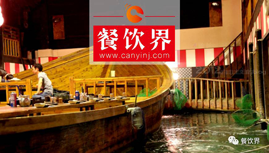 城會玩！這家火爆日本的居酒屋，竟然可以一邊釣魚一邊吃生魚片！