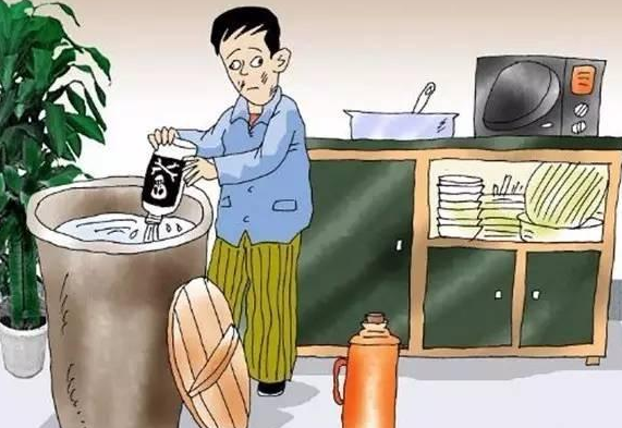 廚師不滿被辭退，向餐廳米酒缸投三瓶劇毒農(nóng)藥