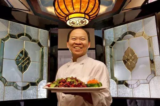 不懂英語！湖北農(nóng)村娃逆襲成美十家餐廳老板，被美國人封為功夫廚神！