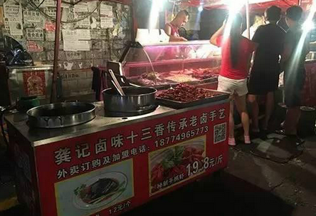 一天2000元銷售額，小龍蝦小推車模式有前景嗎？（上）