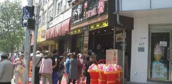 倆老太造謠新開店的蛋糕肉松是棉花做的，被拘留5天