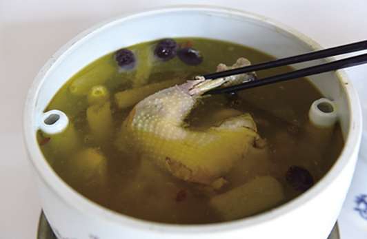 從放棄“鐵飯碗”到創(chuàng)辦餐飲企業(yè) 這道百年“雞湯”能否溫潤(rùn)你的心靈？