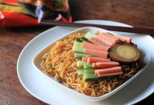 被外賣(mài)“打敗”的不只方便面，還有好搭檔火腿腸|餐飲界