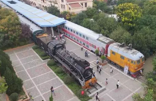 在火車上開美食街，一列車廂一個門店，租客瘋搶，人氣爆棚