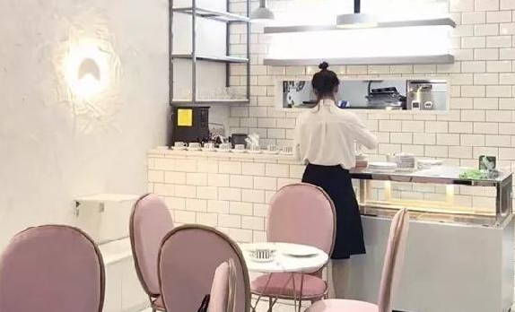 餐廳前臺菜單設(shè)計得好，顧客抬頭就會點單