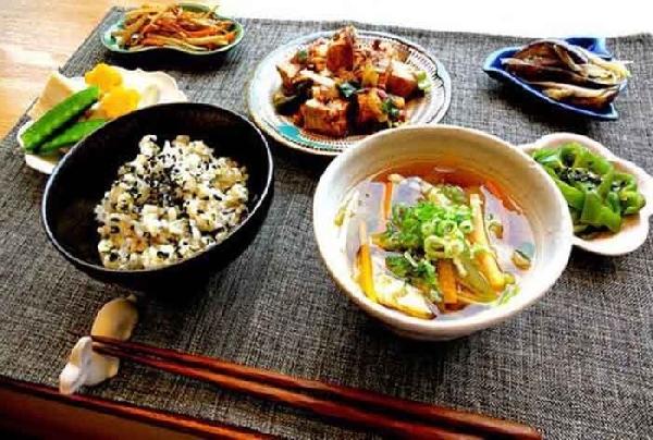 大肆擴(kuò)張的日料比艱難前行的中餐，到底好在哪？|餐飲界