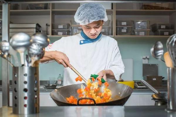 純外賣品牌夾縫中求生存，“堂食+外賣”兩條腿走路才是正道|餐飲界