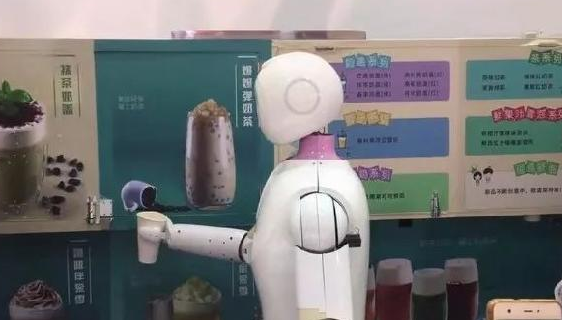 機器人“入侵”奶茶店，搞噱頭還是真有料？ 來源：咖門    作者：李沐      2017-10-27 08:37      973