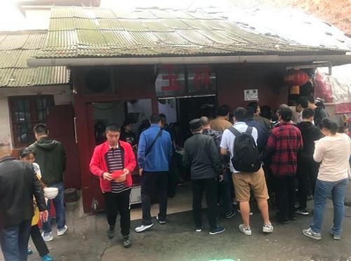 這家開(kāi)了35年的老長(zhǎng)沙米粉店，6塊錢一碗，6點(diǎn)就開(kāi)始排隊(duì)了|餐飲界