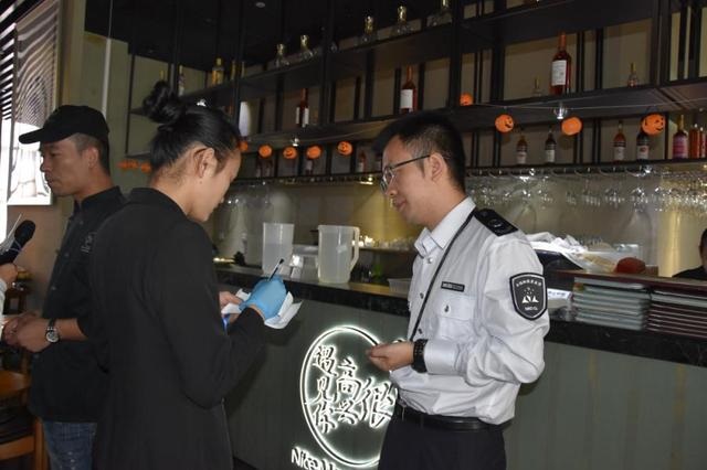 韓寒在深圳的餐廳再被查，后廚餐具堆地上降C！
