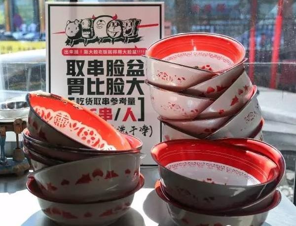 “流氓”餐廳靠6毛錢(qián)串串，日流水近4萬(wàn)