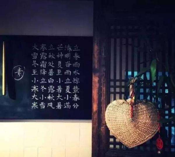 這家不足10平米的小店，只有一張桌子，無肉無酒，卻治愈了無數(shù)的過客