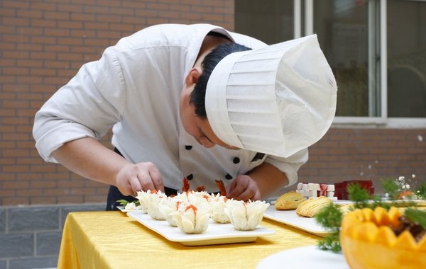 餐飲服務(wù)升級正當(dāng)時，服務(wù)模型、員工管理模式的正確打開方式是？