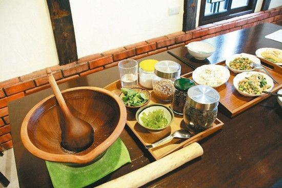 自學(xué)成才的成都老大叔，賣又貴又囂張的一碗面為啥還是生意比你好？
