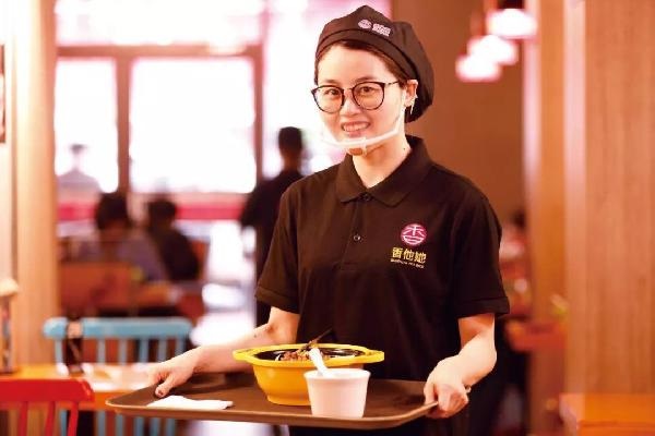 沒有廚師，無人點(diǎn)餐！他4年開出300多家店，日銷高達(dá)10萬碗！