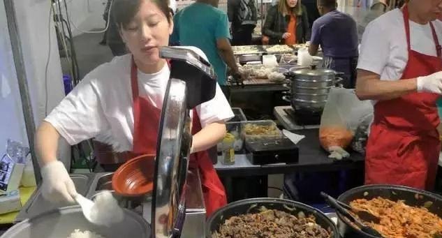 中國蓋澆飯在英國火了，每天幾百份不夠賣