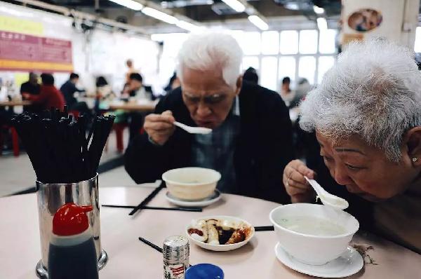老順德人開的粥店，不僅在香港站穩(wěn)腳跟，還得到了周潤(rùn)發(fā)的喜歡