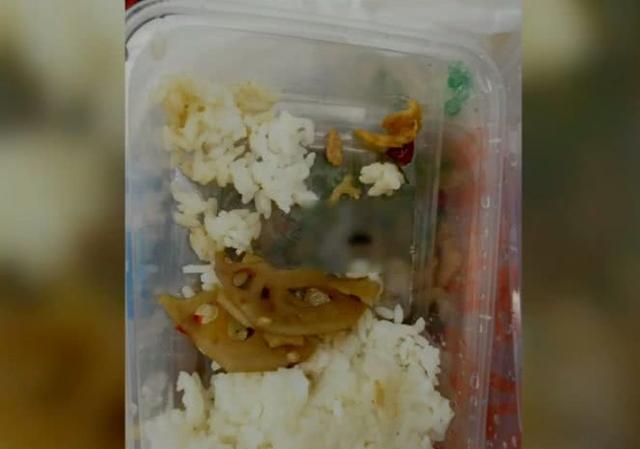 外賣(mài)里現(xiàn)老鼠屎，餐廳退款卻不承認(rèn)飯菜里會(huì)有老鼠屎