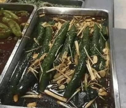 食堂大媽又出新菜啦！綠雞腿炒火龍果靠邊站，這才是黑暗料理！
