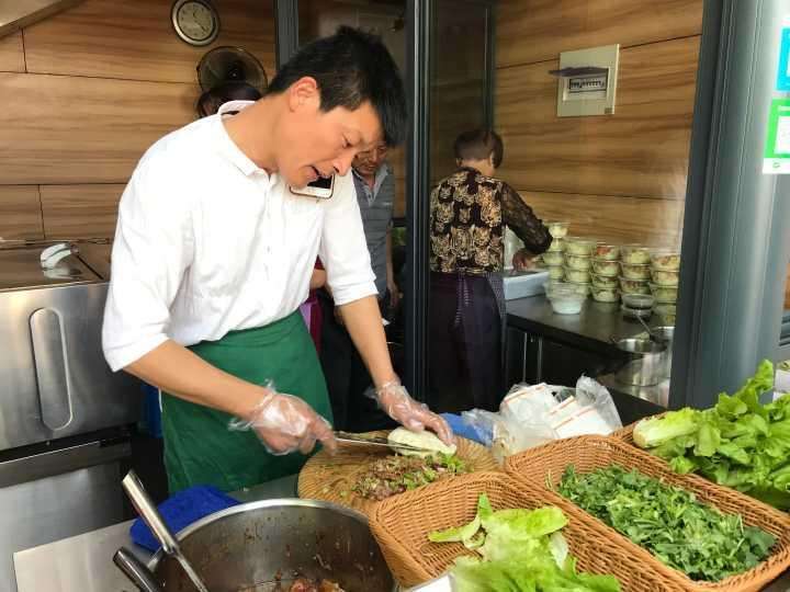 李巖：18年守住一個(gè)肉夾饃，他的小店成了地標(biāo)