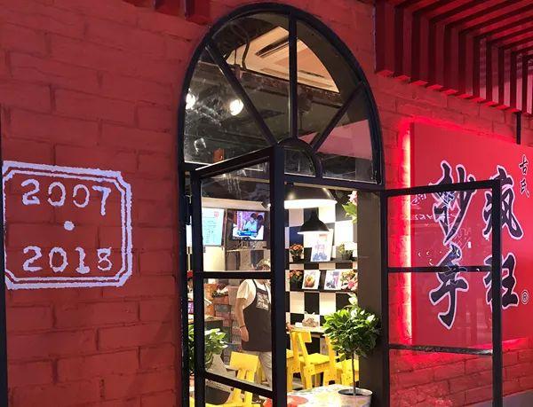 不到20種產(chǎn)品，8個(gè)餐位，日銷過萬。TA是最早的“網(wǎng)紅”！