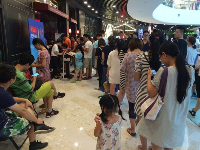 店外排隊(duì)，店里客人坐著聊天不走，我該怎么辦？