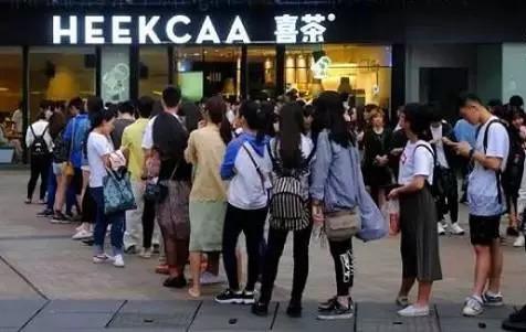 為啥店門口排隊的總是喜茶？不僅僅因為老板是90后！
