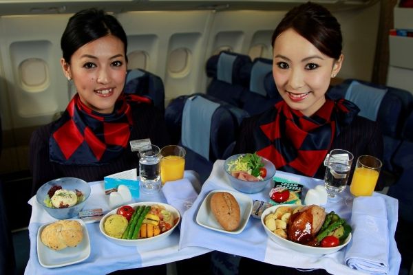 多航空公司取消免費(fèi)餐飲 以后坐飛機(jī)真要帶泡面了？