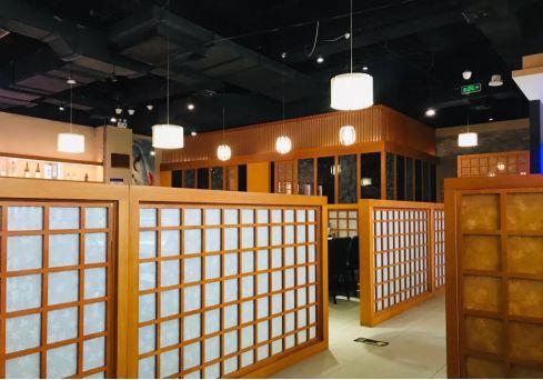 在競爭激烈的日料紅?！耙倭⒉坏埂?，這家日料老店做對了什么？