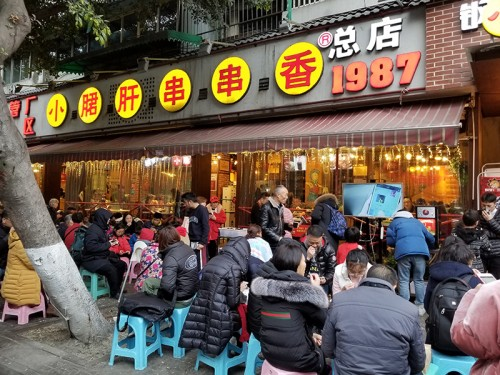  成都鋼管廠五區(qū)小郡肝串串香傳承匠心品質，火爆實至名歸