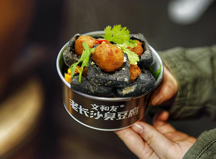 風(fēng)口下的美食進(jìn)化，星期零與文和友老長沙臭豆腐“牽手”做植物肉臭豆腐