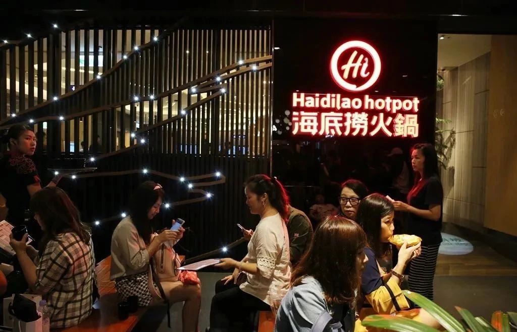 餐飲大事件202期｜  海底撈半年凈虧10億，股價(jià)卻瘋漲；肯德基暫停使用吮指廣告語(yǔ)；百勝中國(guó)或?qū)?月在港上市