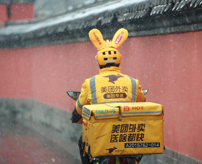外賣小哥群毆奔馳車主，毆打的不是“上流社會”，是“平臺的牢寵”