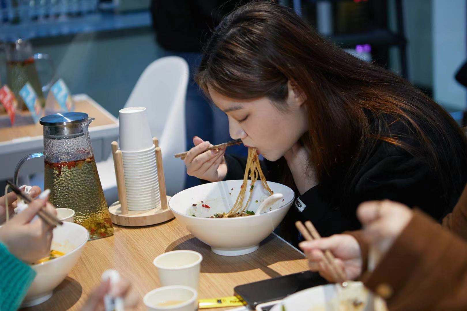 創(chuàng)新“智能面館”新賽道 ，數(shù)字化賦能掘金千億級(jí)面類(lèi)市場(chǎng)|餐飲界