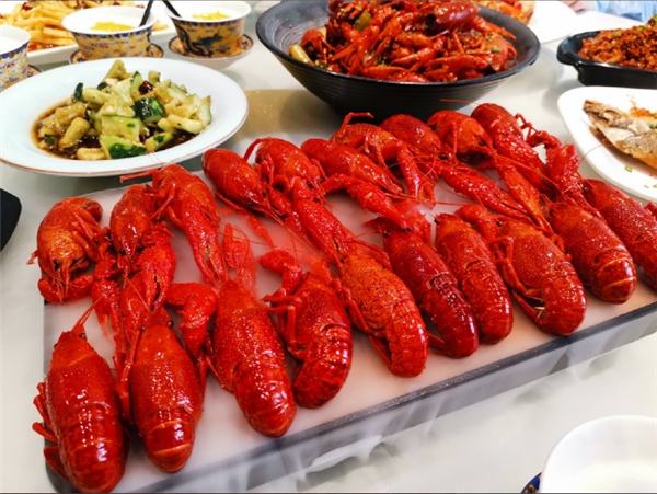 單場(chǎng)直播破20萬，抖音武漢美食人氣榜第1名，這家小龍蝦店是如何做到的？