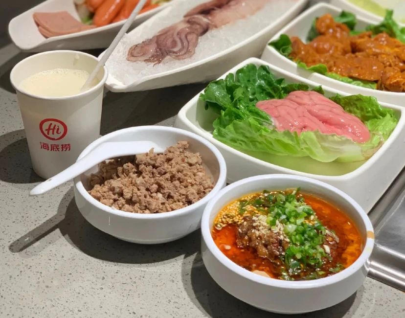 海底撈暴跌近2000億，“極致服務(wù)”的牌不好用了嗎？|餐飲界