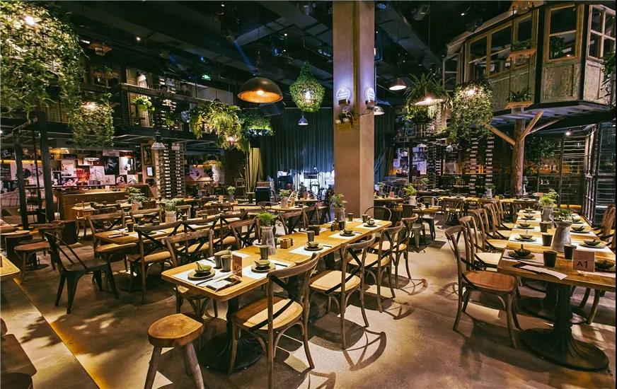 星巴克、火鍋店搶著入局的小酒館，到底好在哪里？