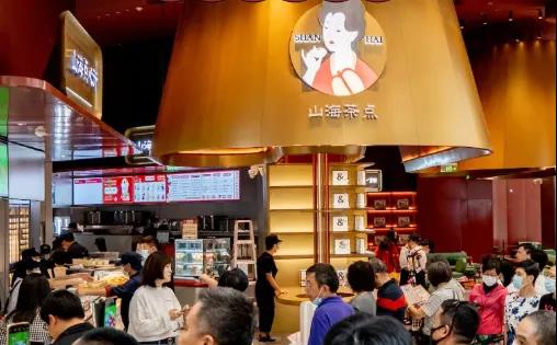 茶飲x漢服、火鍋x啤酒、咖啡x電競，跨界聯(lián)名店又有啥新玩法？