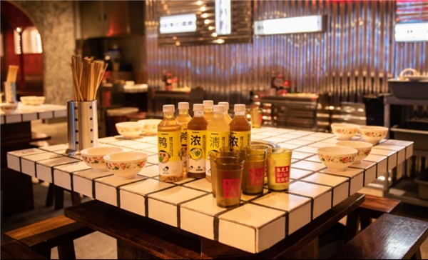 喜茶瓶裝跨界合作朱光玉火鍋，化身國慶成都熱門打卡地