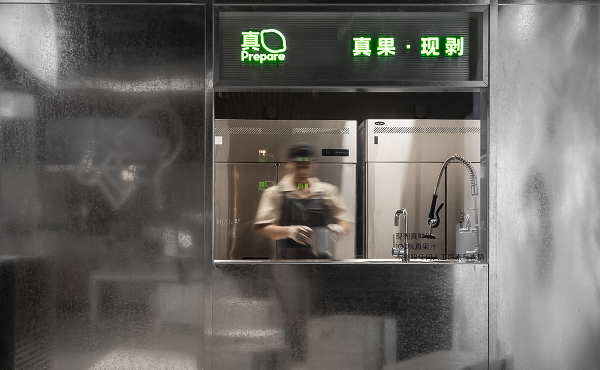 喜茶在多地門店推出真果現(xiàn)剝透明窗口，真果品質(zhì)看得見|餐飲界